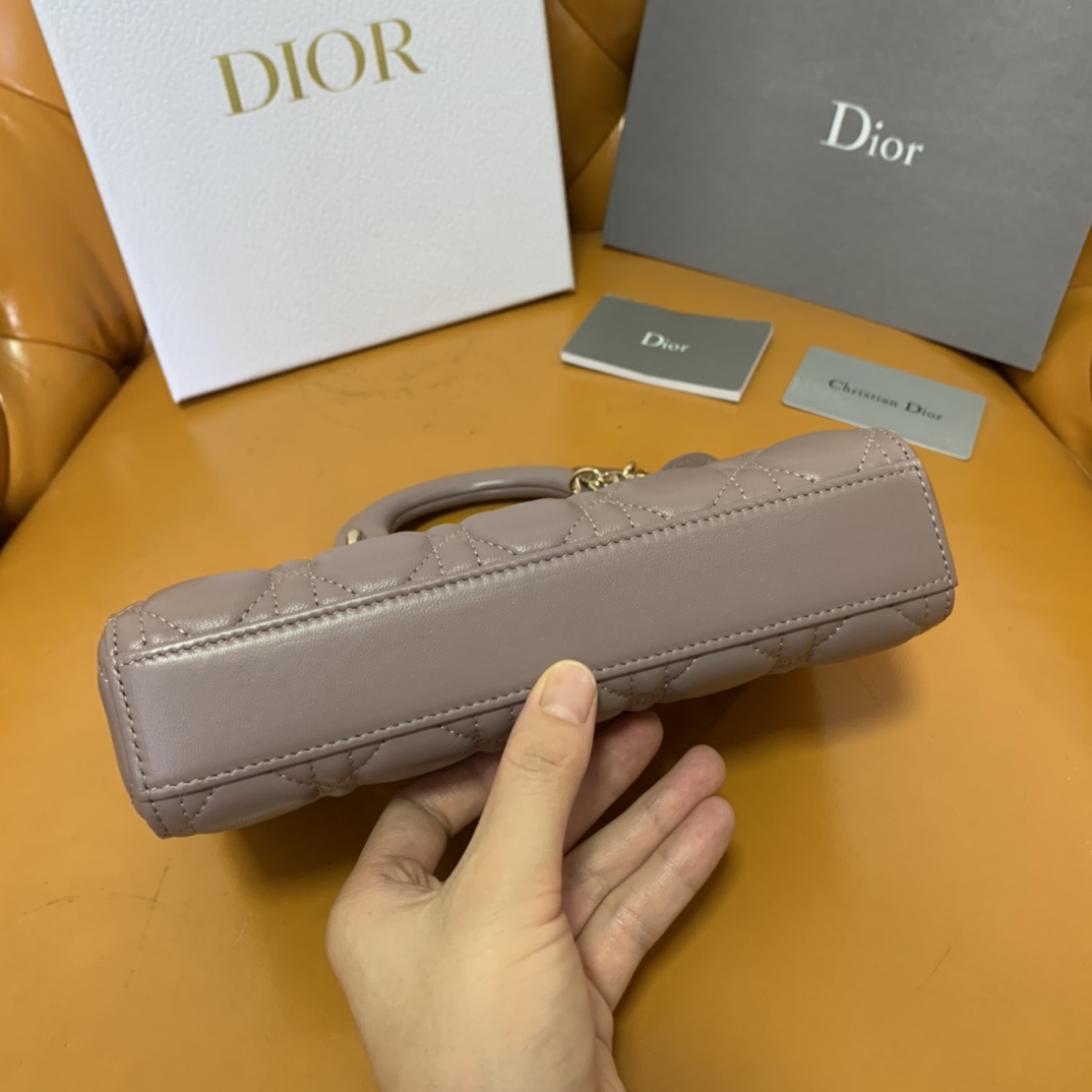 D. 디조이 스몰
