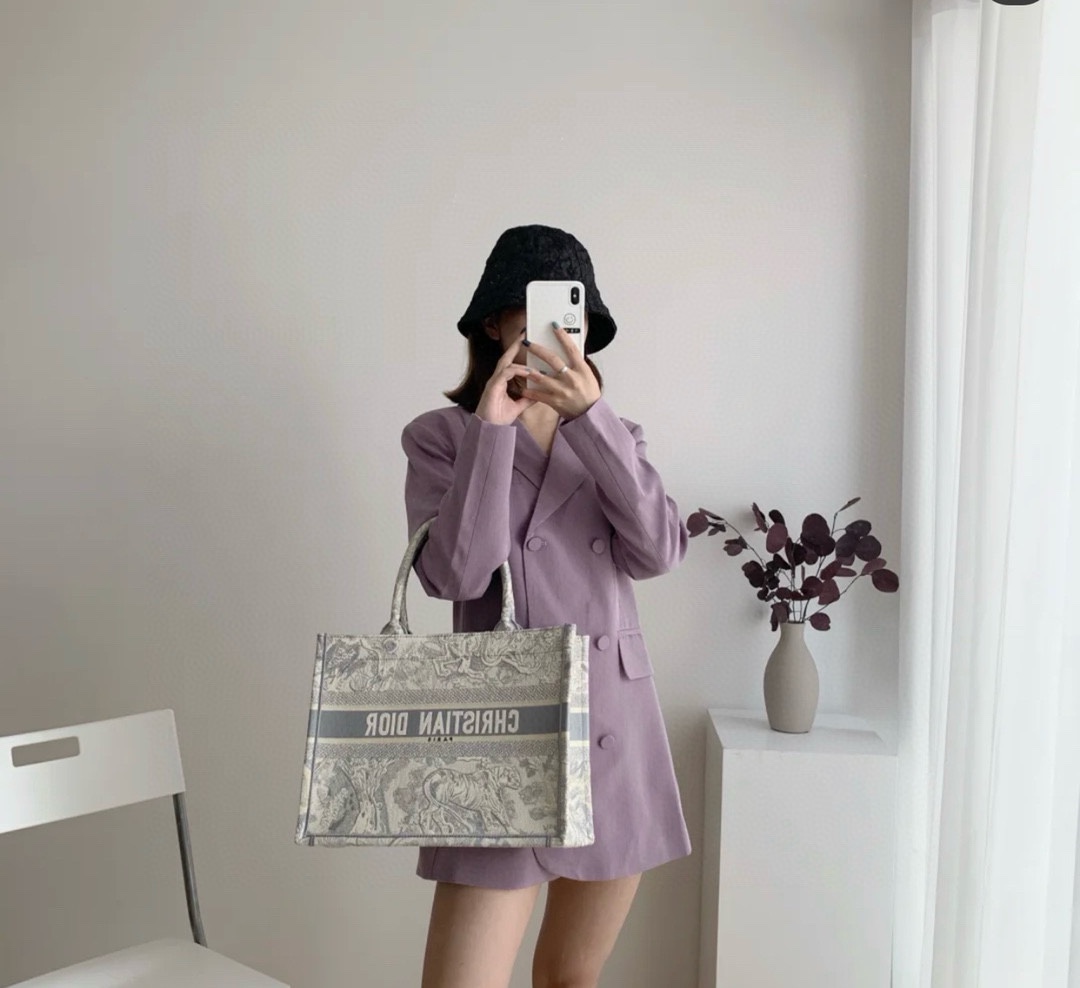 D. 입체 자수 북 토트백