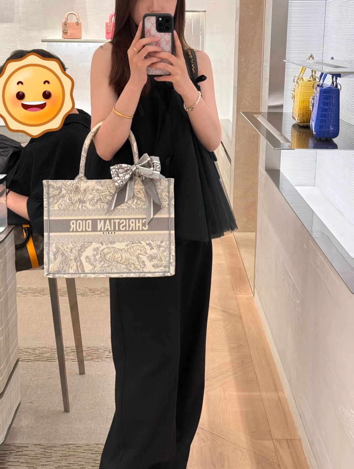 D. 입체 자수 북 토트백
