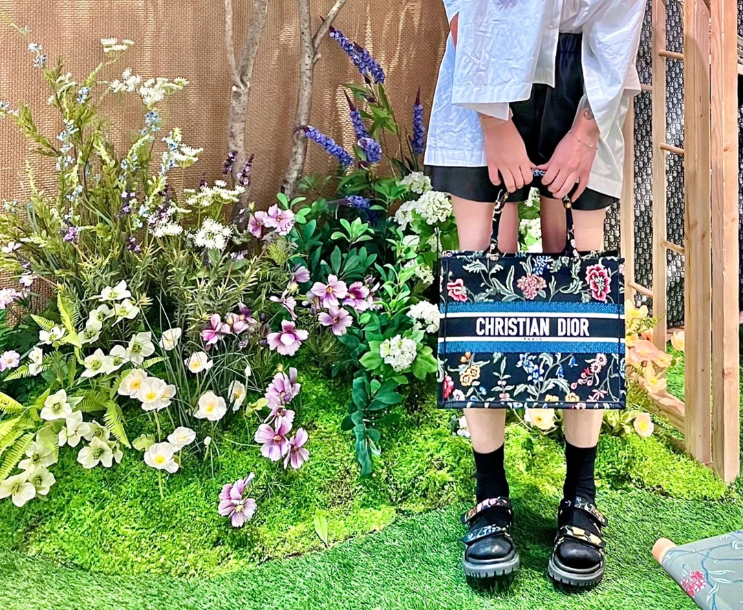 D. Petites Fleurs 북 토트백