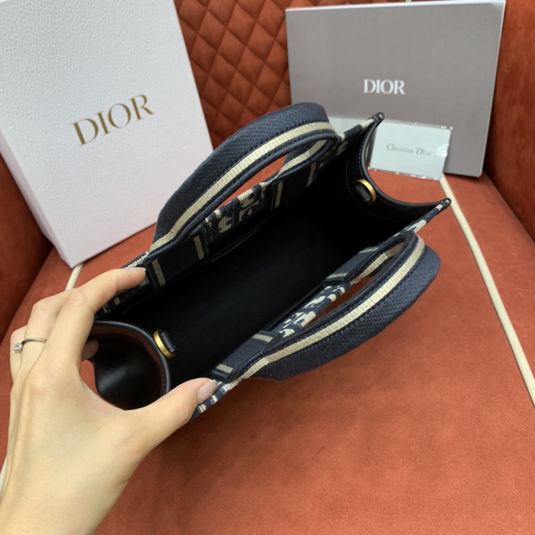 D. 오블리크 레더 스몰 북 토트백