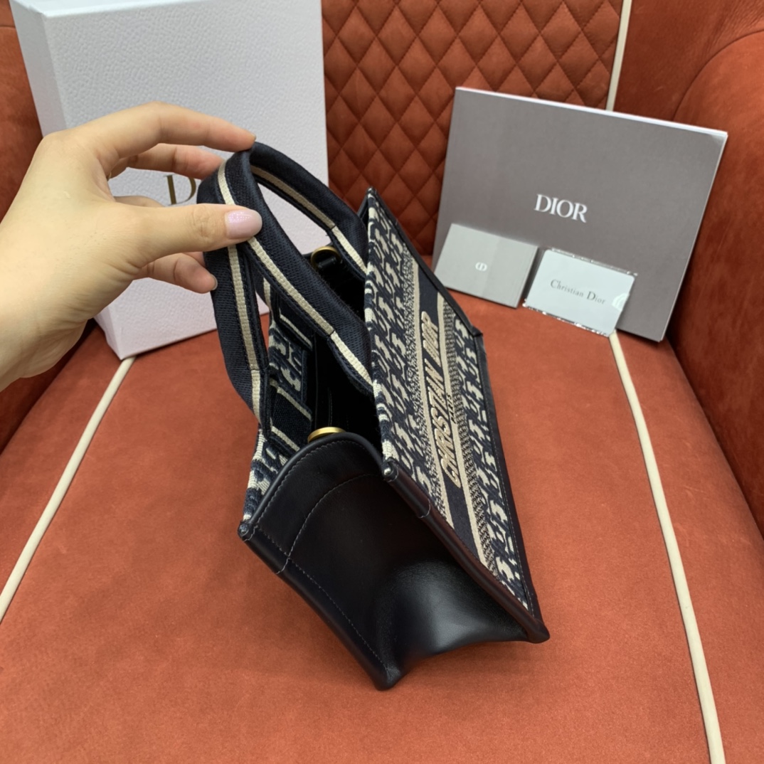 D. 오블리크 레더 스몰 북 토트백