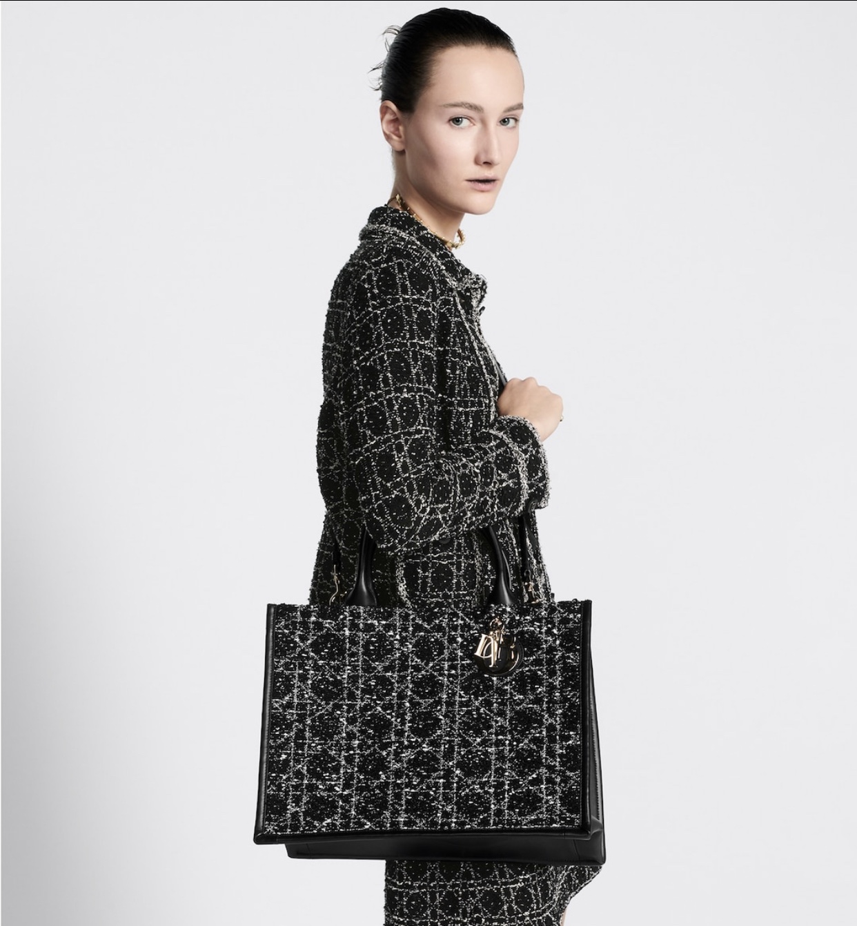 D. 24ss 트위드 북 토트백