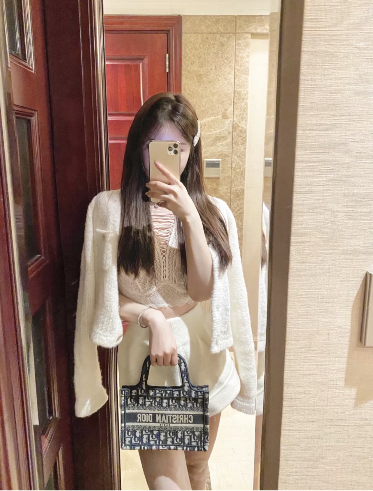 D. 자수 캔버스 미니 북 토트백