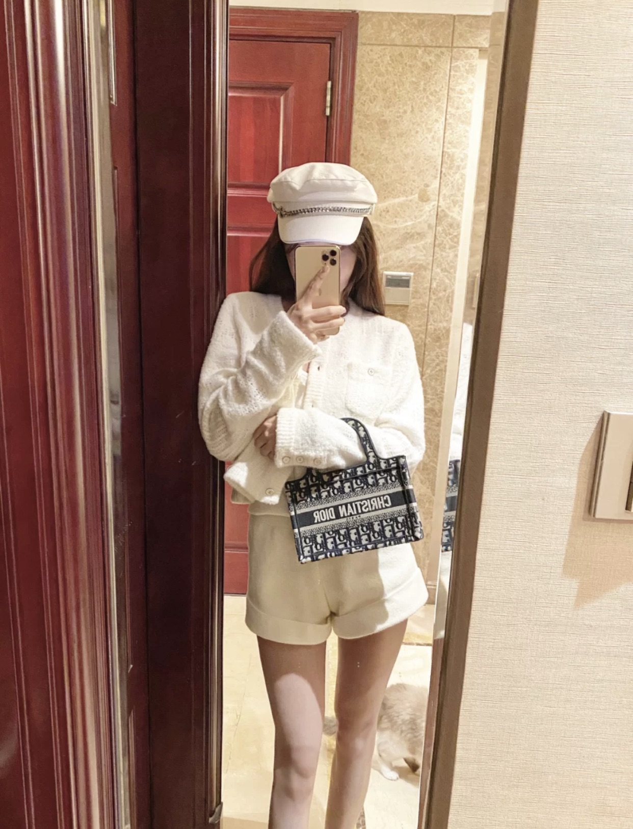 D. 자수 캔버스 미니 북 토트백