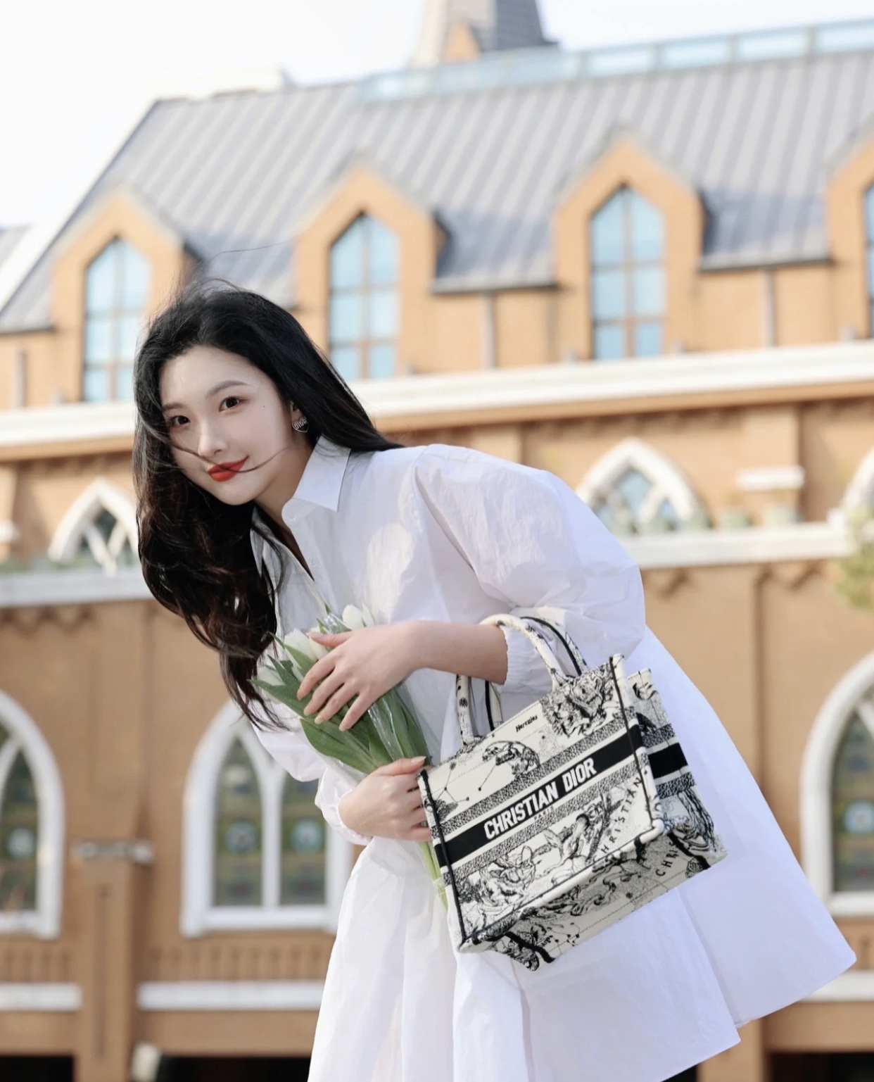 D. 뜨왈 드 주이 드래곤 조디악 자수 북 토트백