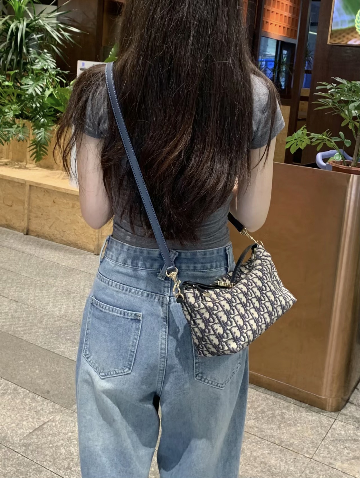D. 트레블 노마드 미디엄 파우치 백