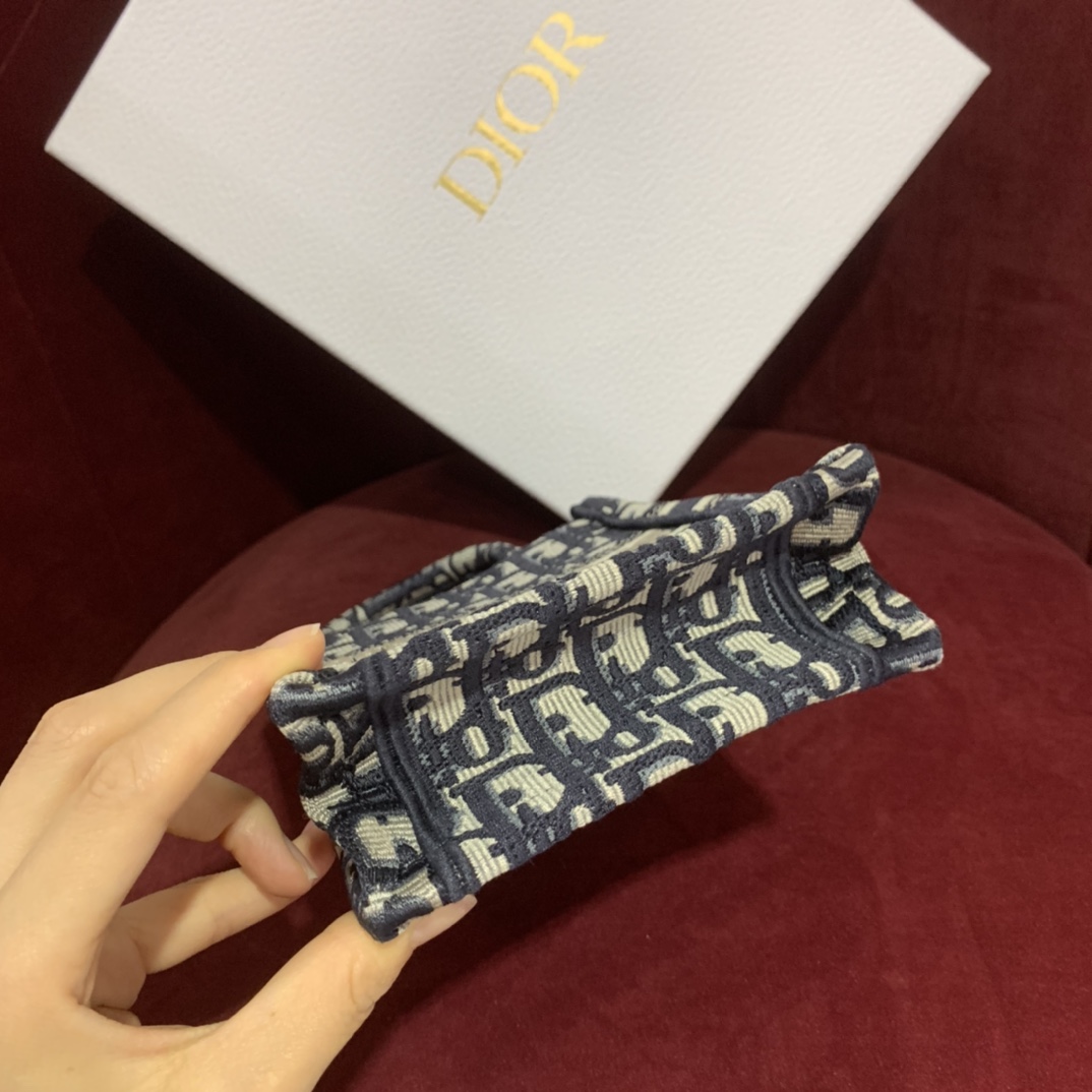 D. 오블리크 북 토트 미니 폰 홀더 백