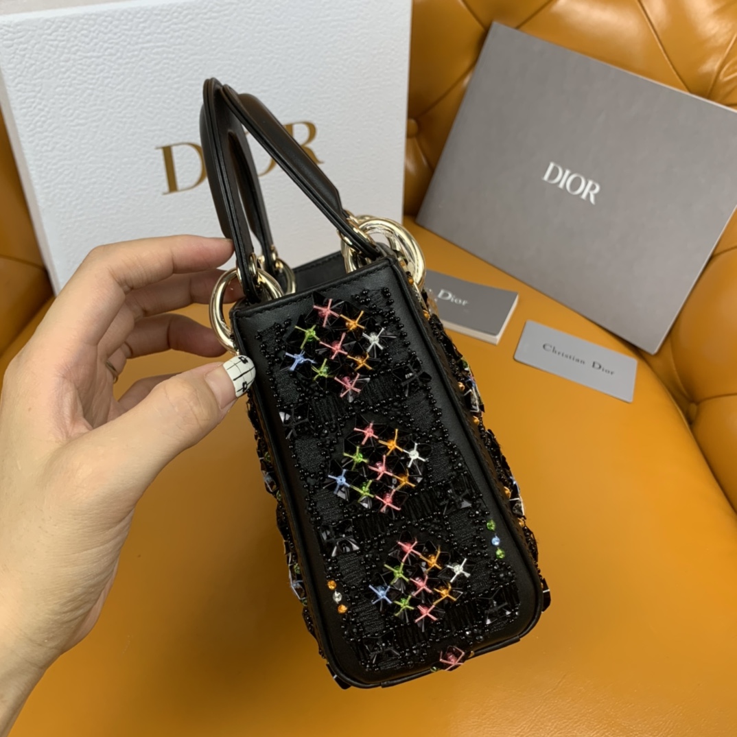 D. 레이디 비즈 핸드백