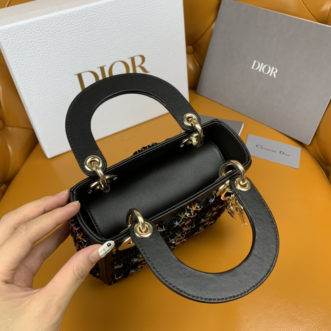 D. 레이디 비즈 핸드백