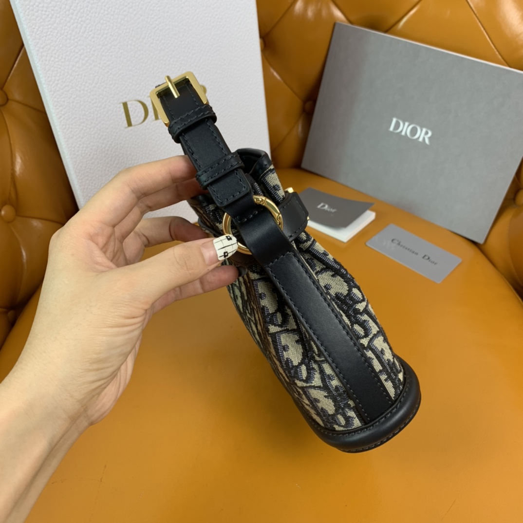 D. 세스트 뉴 스몰 버킷백