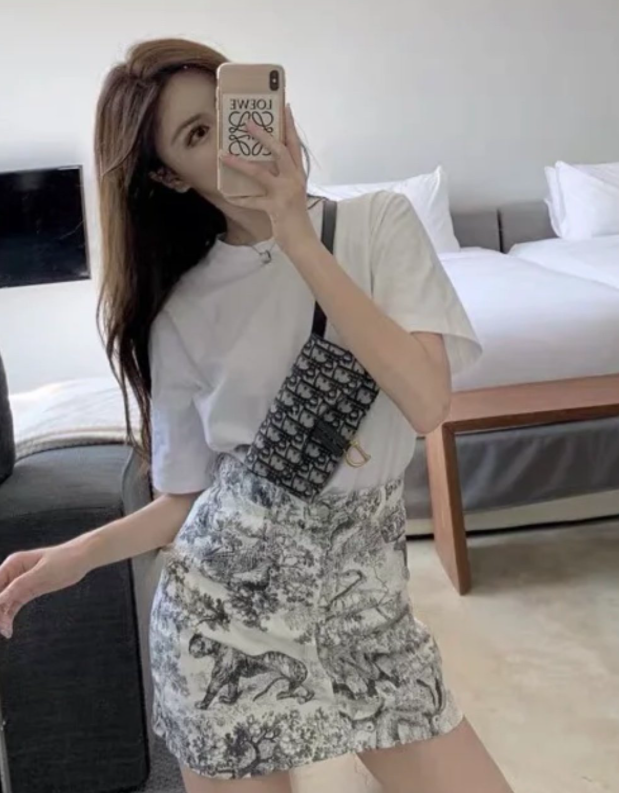 D. 오블리크 새들 벨트백