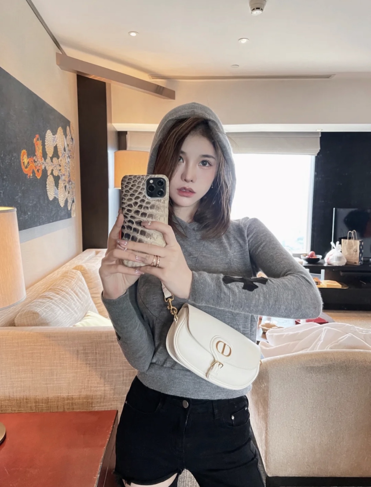 D.  바비 크레센트백