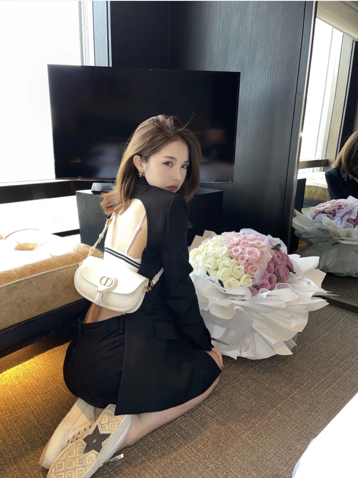 D.  바비 크레센트백