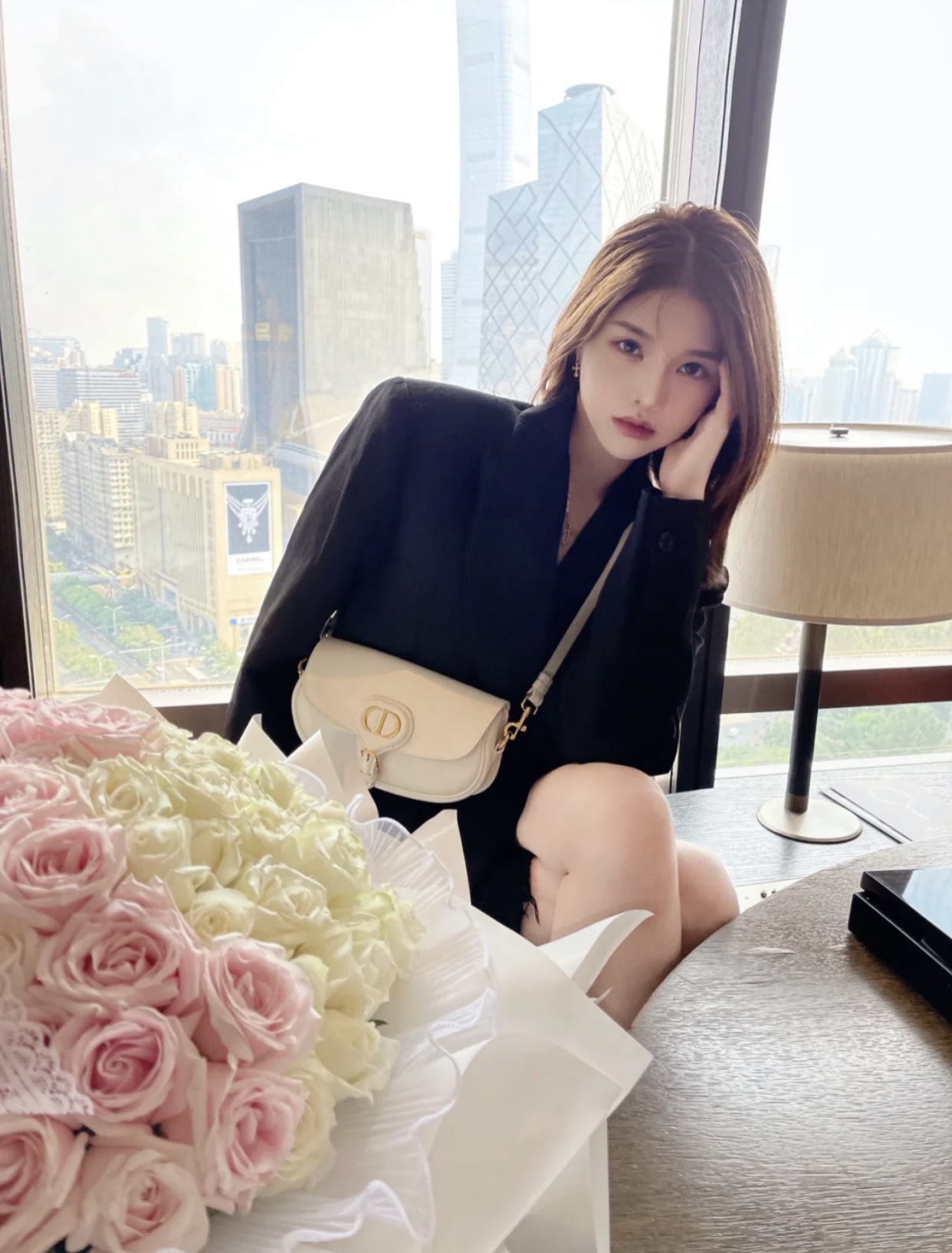 D.  바비 크레센트백