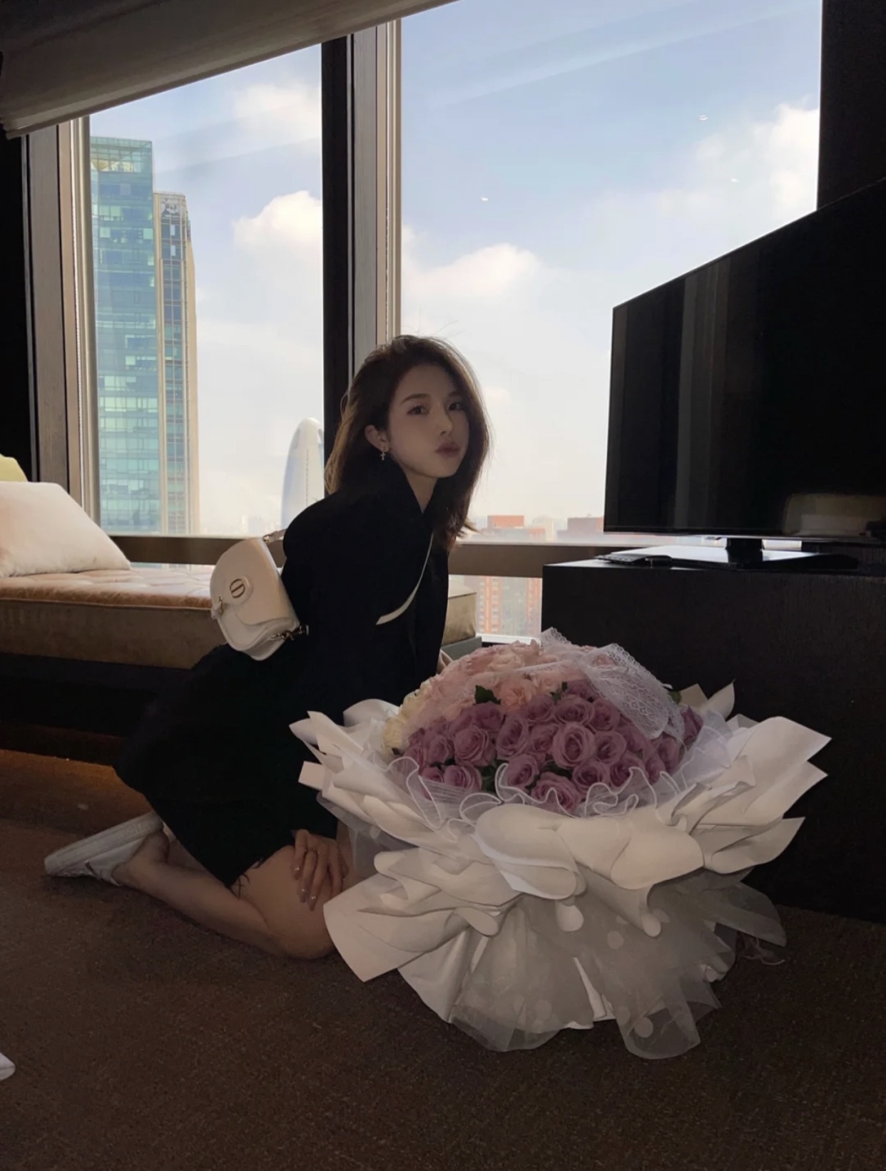 D.  바비 크레센트백