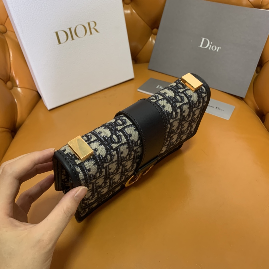 D.  몽테뉴 스몰 벨트백