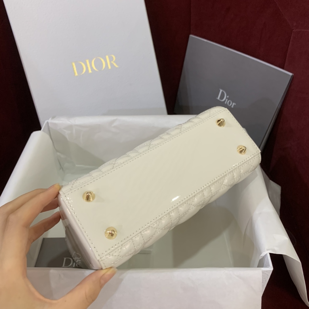 D.  레이디 스몰 다이아몬드컷 패턴 페일골드