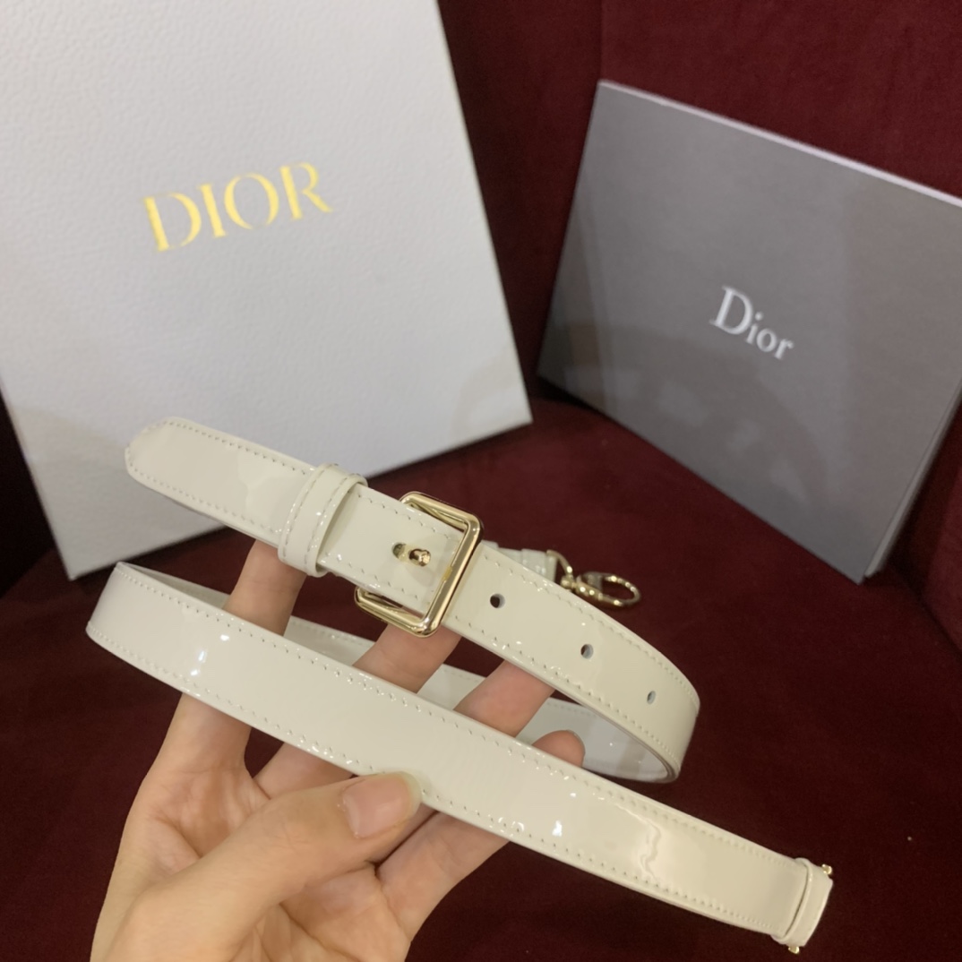 D.  레이디 스몰 다이아몬드컷 패턴 페일골드