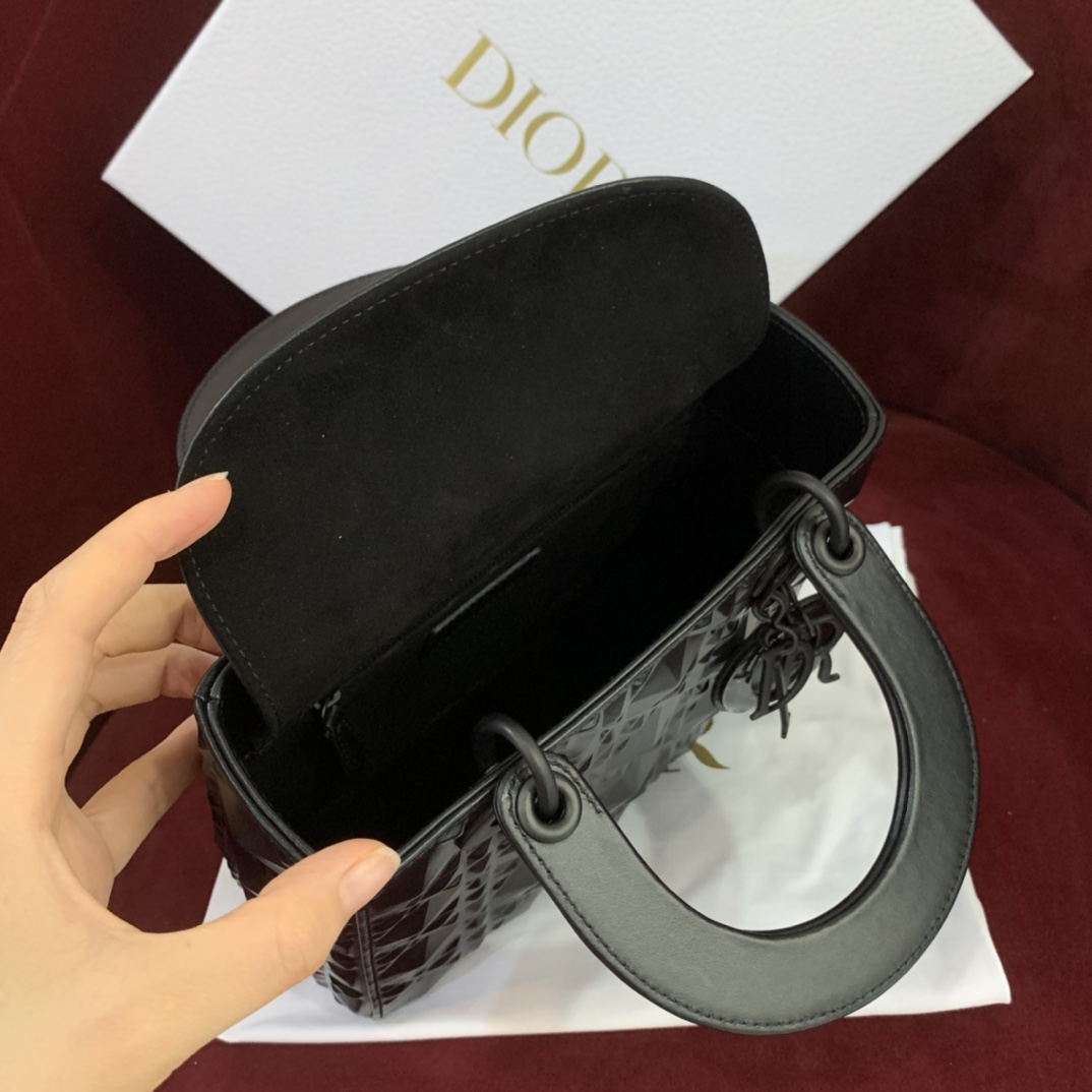 D.  레이디 스몰 다이아몬드컷 패턴