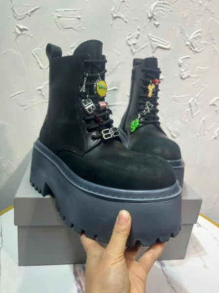 발렌시아가 디스트레스드 빈티지 레이스업 부츠