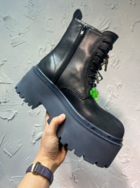 발렌시아가 디스트레스드 빈티지 레이스업 부츠