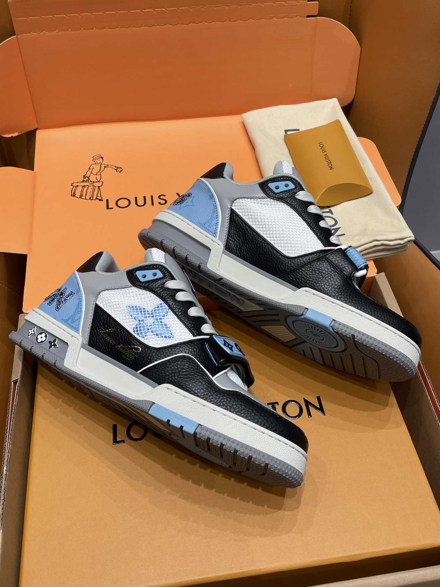 [A1] L. LV 트레이너 로우탑 스니커즈 2컬러 남성용 5cm 1AC50U