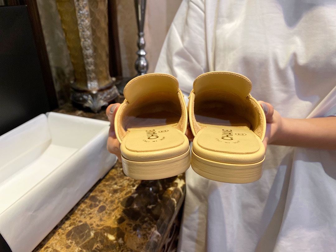 샤넬 Loafer 레더 진주 CC로고장식 슬리퍼 베이지