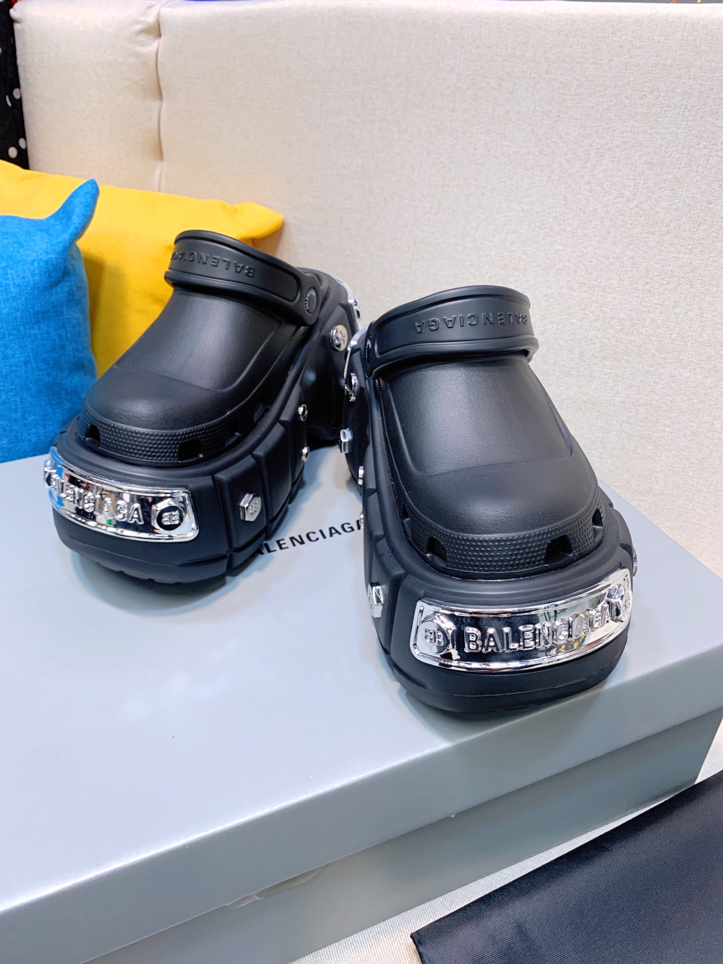 [AN3] 발렌시아가 크록스 나사장식 샌들 블랙 11cm