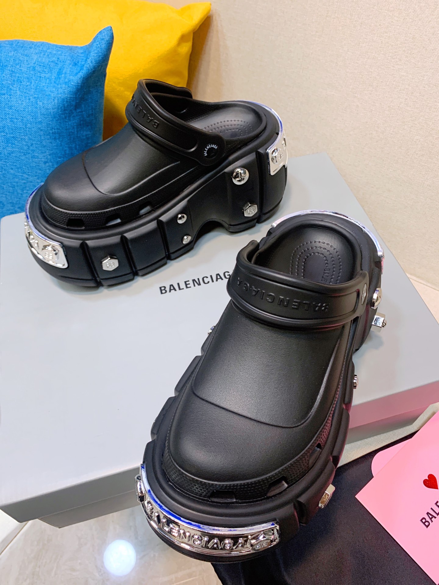 [AN3] 발렌시아가 크록스 나사장식 샌들 블랙 11cm