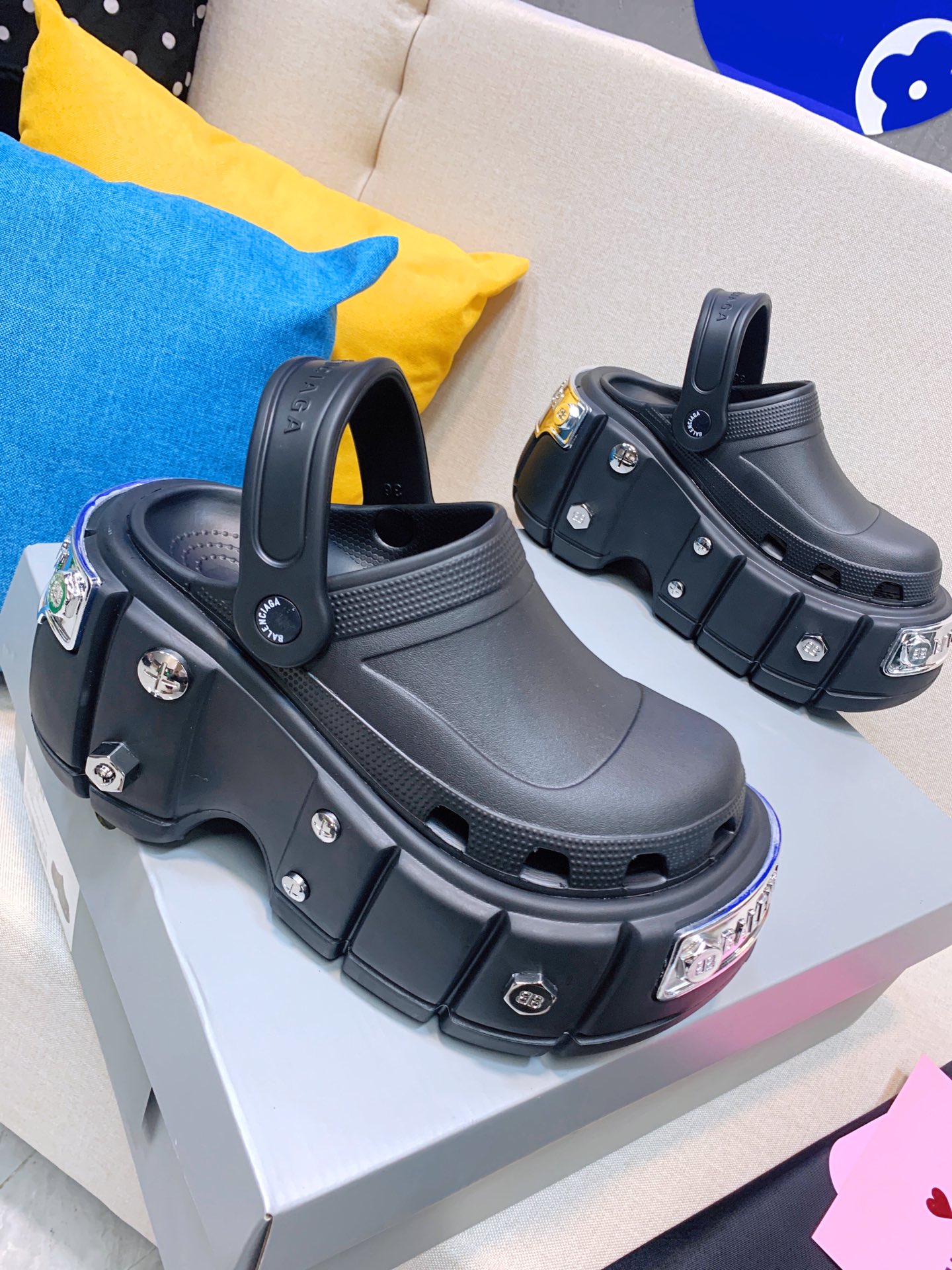 [AN3] 발렌시아가 크록스 나사장식 샌들 블랙 11cm