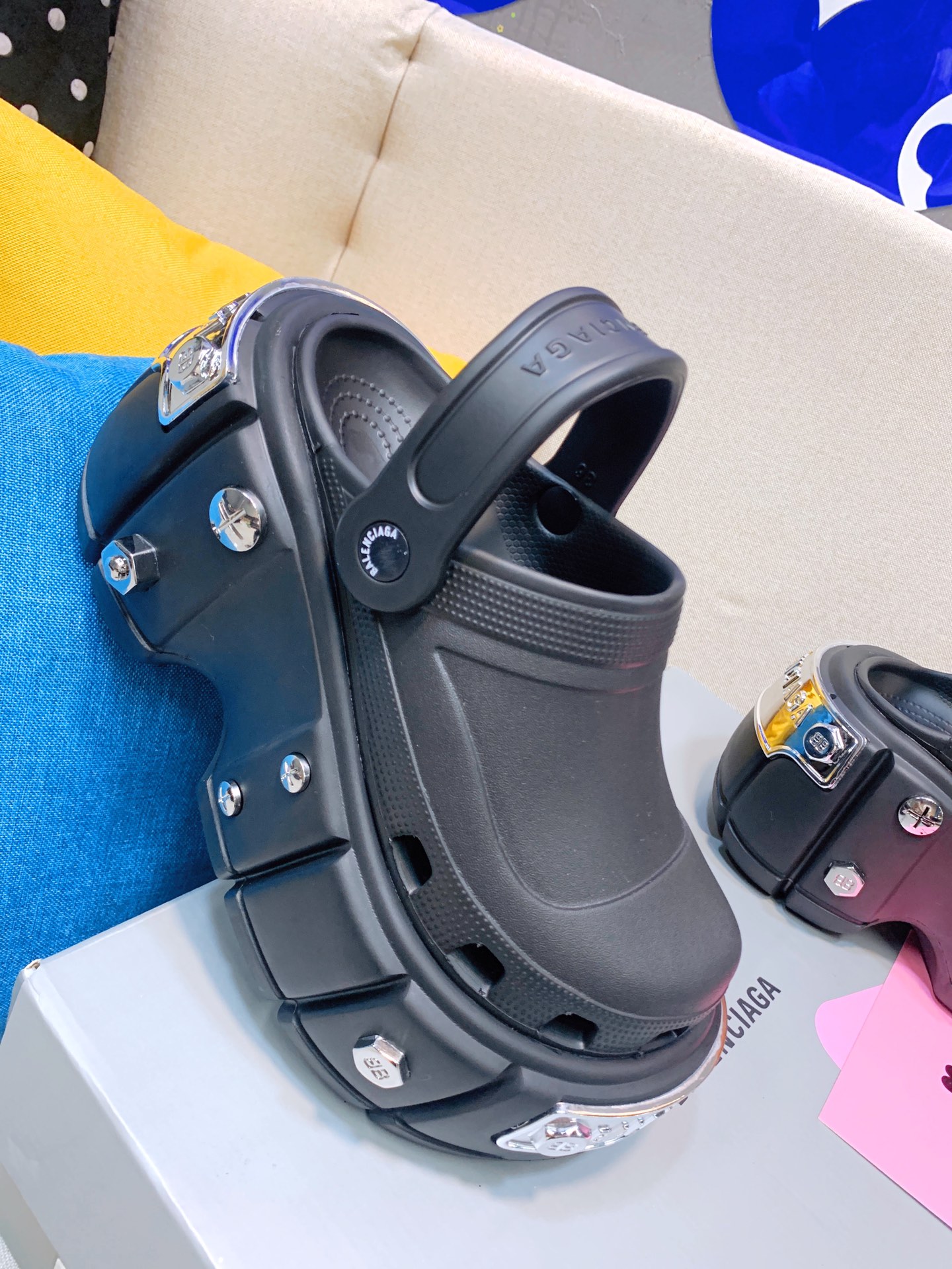 [AN3] 발렌시아가 크록스 나사장식 샌들 블랙 11cm
