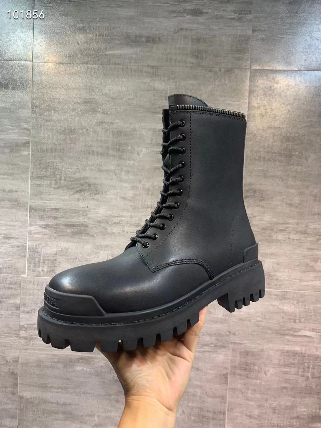 발렌시아가 레이스업 앵클 부츠 블랙