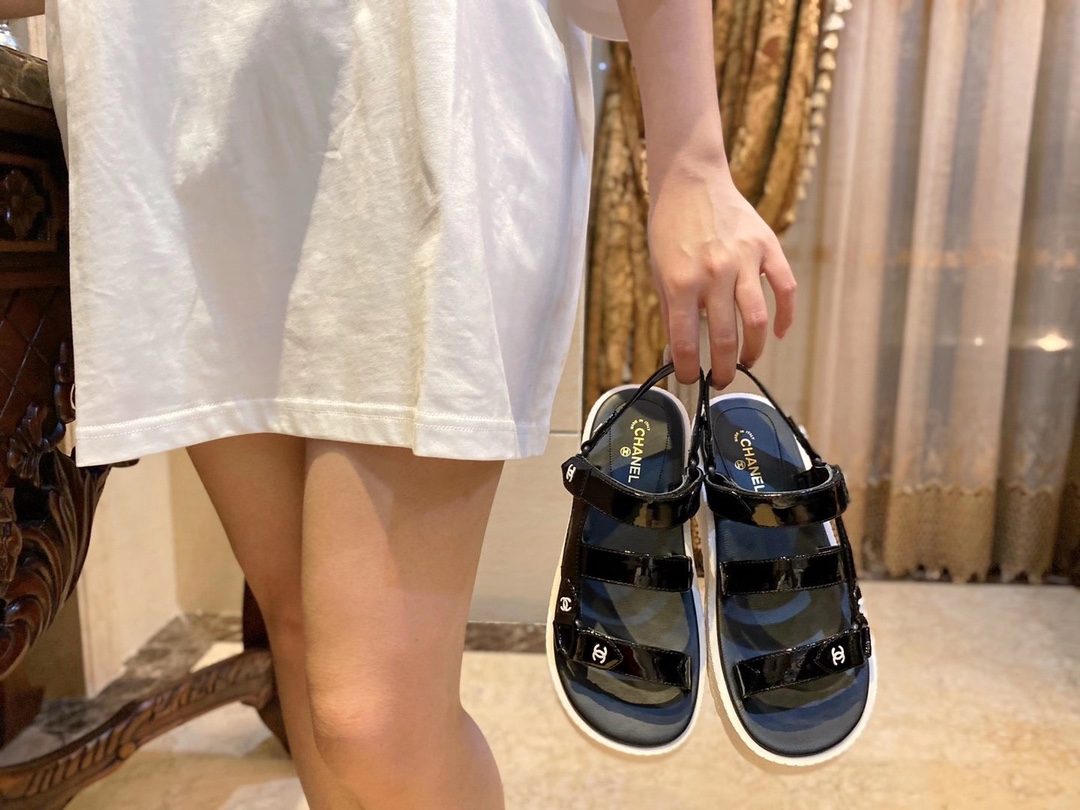 C.페이던트 화이트 CC 로고 스트랩 웨지 샌들 2컬러