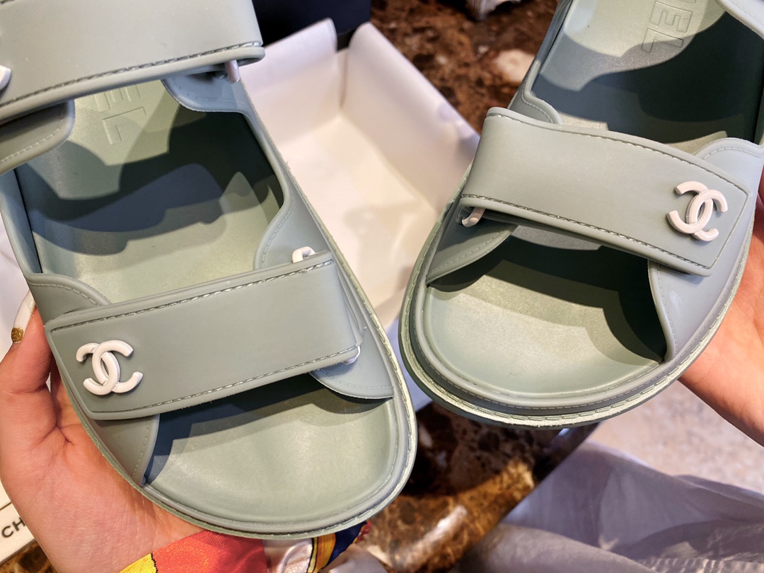 C.더블 CC 로고 벨크로 샌들