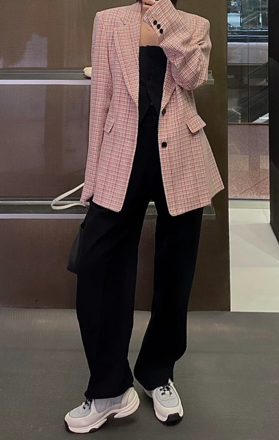 C. 퀄팅 패브릭 스니커즈