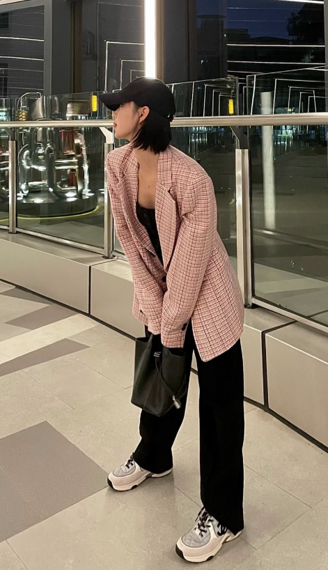 C. 퀄팅 패브릭 스니커즈
