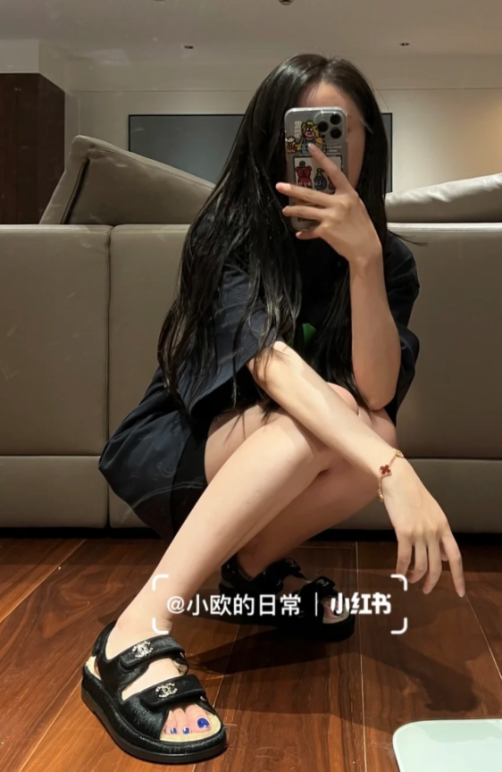 C. 송치 밸크로 샌들 블랙