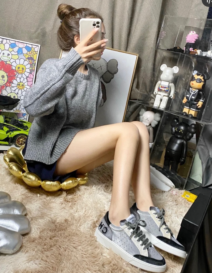 C. 벨벳 스니커즈