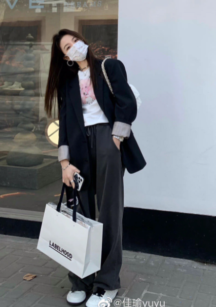 C. 백로고 테니스 스니커즈