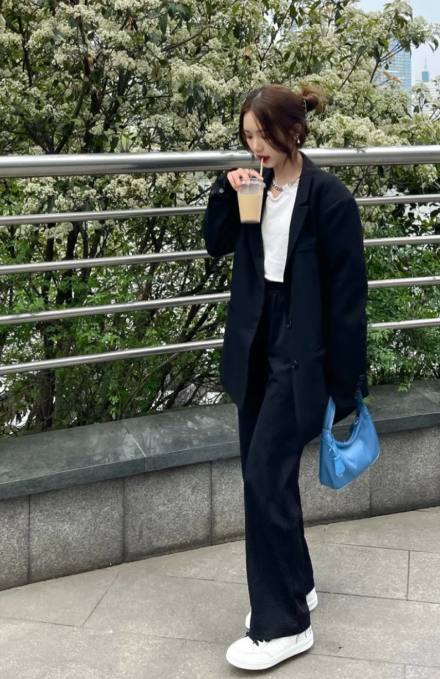 C. 백로고 스니커즈